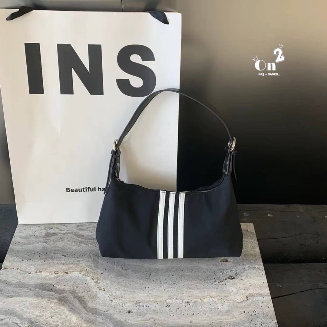 Adidas Style Nylon Shoulder Bag กระเป๋าผ้าไนลอน ขนาด 14นิ้ว น้ำหนักเบาใส่ของได้เยอะ รุ่นนี้สะพายขึ้นไหล่น่ารัก ด้านบนเป็นซิปค่ะ มีสายสะพายข้าง ปรับความยาวได้