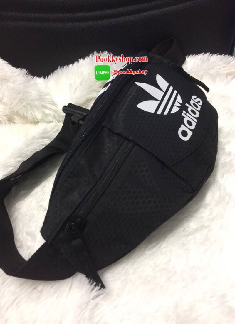 พร้อมส่ง ..... Adidas Originals National Waist Pack Factory กระเป๋าคาดอกและเอว เป็นอีกรุ่นที่ได้รับความนิยมเป็นอย่างมาก ด้วยแบบและดีไซน์ขนาดที่พอเหมาะ ใช้ได้ทุกเพศทุกสไตล์ กระเป๋าทำจากผ้าไนลอนลื่น น้ำหนักเบา ขนาดกำลังดี ดีจุของได้เยอะคะ เปิด-ปิดด้วยซิป ด้