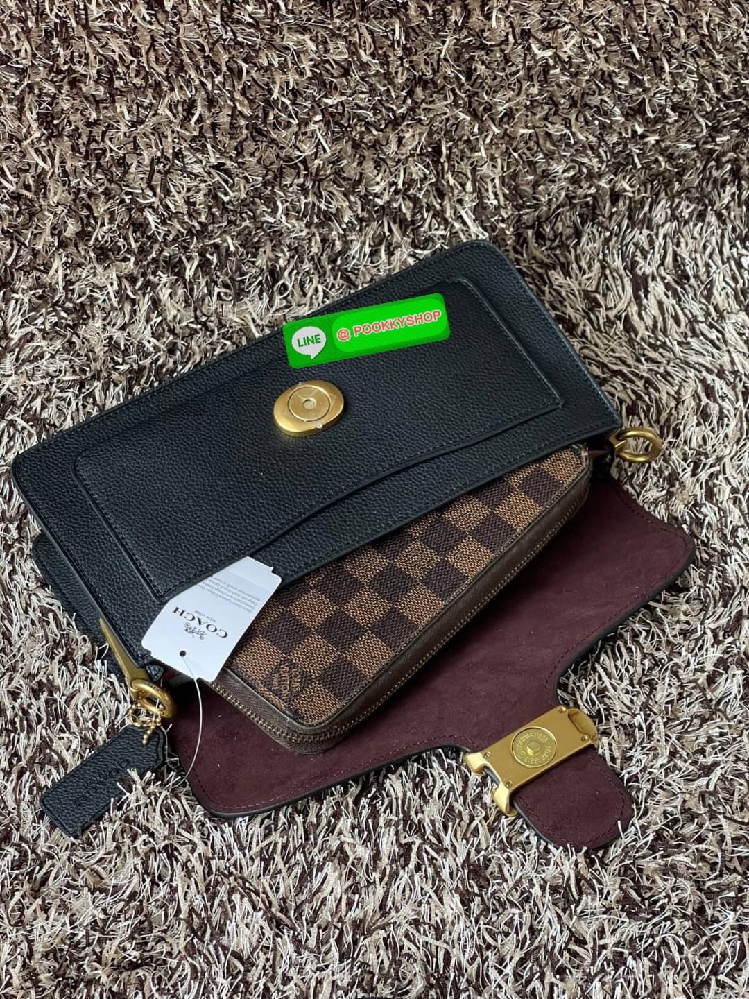 ðCOACH Tabby Shoulder Bag 26 in Signature Canvas with Beadchain āđāļŦāđāļĨāļļāļāđāļāđ āđ āļāđāļ§āļĒāļŠāļĩāđāļĨāļ°āļĨāļ§āļāļĨāļēāļĒāļāļĨāļēāļŠāļŠāļīāļāļāļēāļĄāđāļāļāļāļāļąāļāļŠāļēāļ§ Coach āļāļĢāļ°āđāļāđāļēāļŠāļ°āļāļēāļĒāđāļŦāļĨāđāļŠāļļāļāļāļĨāļēāļŠāļŠāļīāļāļĢāļļāđāļāļāļĩāđ āđāļāđāļāļĢāļđāļāļāļĢāļāļŠāļĩāđāđāļŦāļĨāļĩāđāļĒāļĄāļāļ·āļāļāđāļēāļāļĩāđāđāļāđāļēāđāļāđāļāļąāļāļŠāļēāļ§ āđ āļāļļāļāļŠāđāļāļĨāđ āļĄāļĩāļŦāļĄāļļāļāļŠāļģāļŦāļĢāļąāļāđāļāļīāļāļāļīāļāļāļĢāļ°āđāļāđāļēāļāļĩāđāđāļāđāļāļĢāļđāļāļāļąāļ§ C