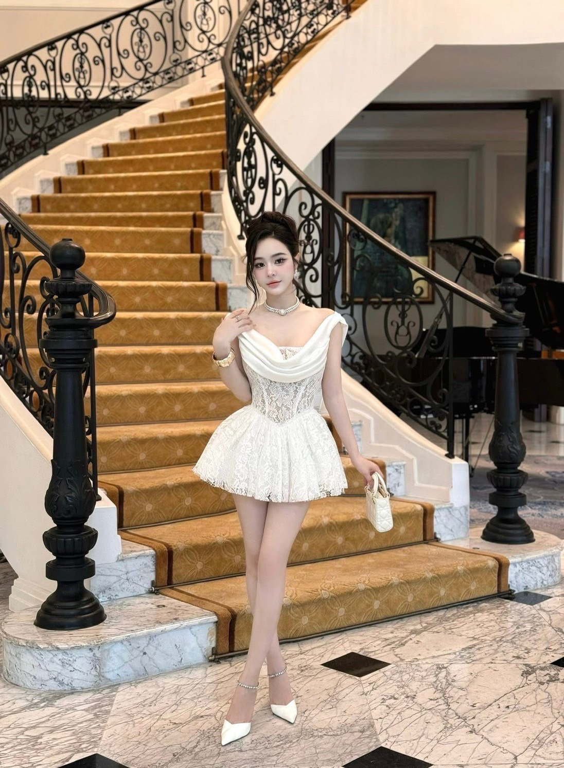 เดรสแฟชั่น มินิเดรสลูกไม้สีขาว คอถ่วงด้านหน้าตกแต่งด้วยผ้าซาติน