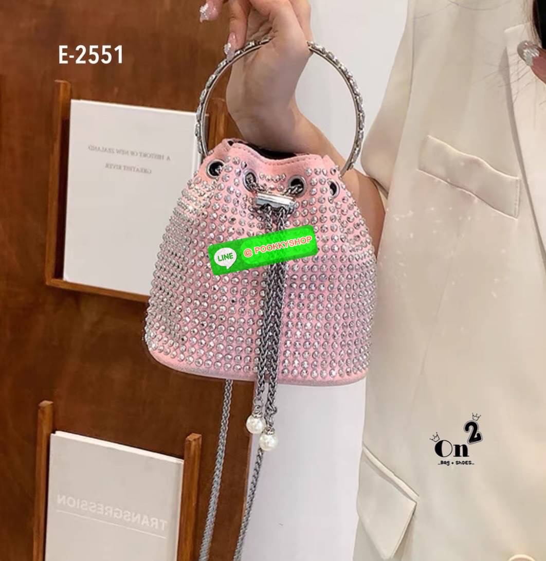 New arrivals 👜👜กระเป๋าแฟชั่นมาใหม่ ทรงขนมจีบ เปิดปิดแบบหูรูด วิ้งๆ น่าใช้มากค่ะสายสะพายโซ่แบบ Cross body จับจองกันเลยคร่าสาวๆไม่มีไม่ได้แล้ว สวยทุกสีคร่า