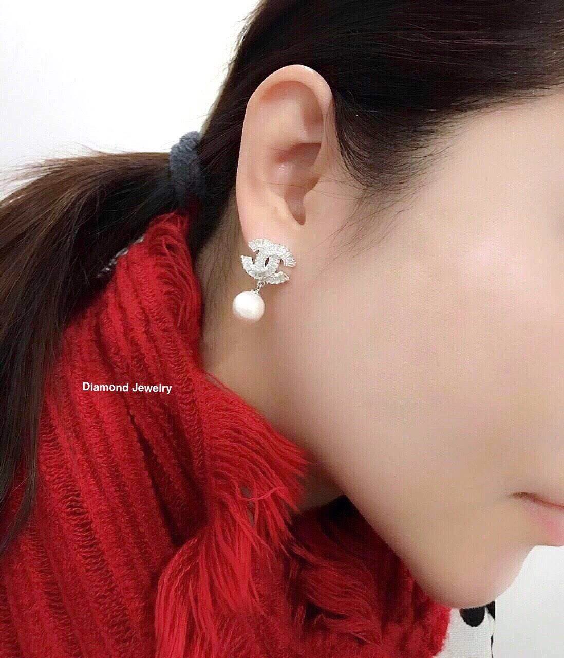 New Arrival !!!!! Chanel Earring ต่างหูมุกชาแนลงานเพชรปาเกต ประดับเพชร CZ แท้ งานสวยมากๆค่ะ เพชรสวยวิ้ง เพชรละเอียดเด้งไฟมากค่ะ ใส่ออกมาลุคคุณมาเลยจ้า งานน่ารักมากๆ พูดเลยย ตัวเรือนสีเงินชุบ 18KGP ไม่ลอกไม่ดำ Made in Korea