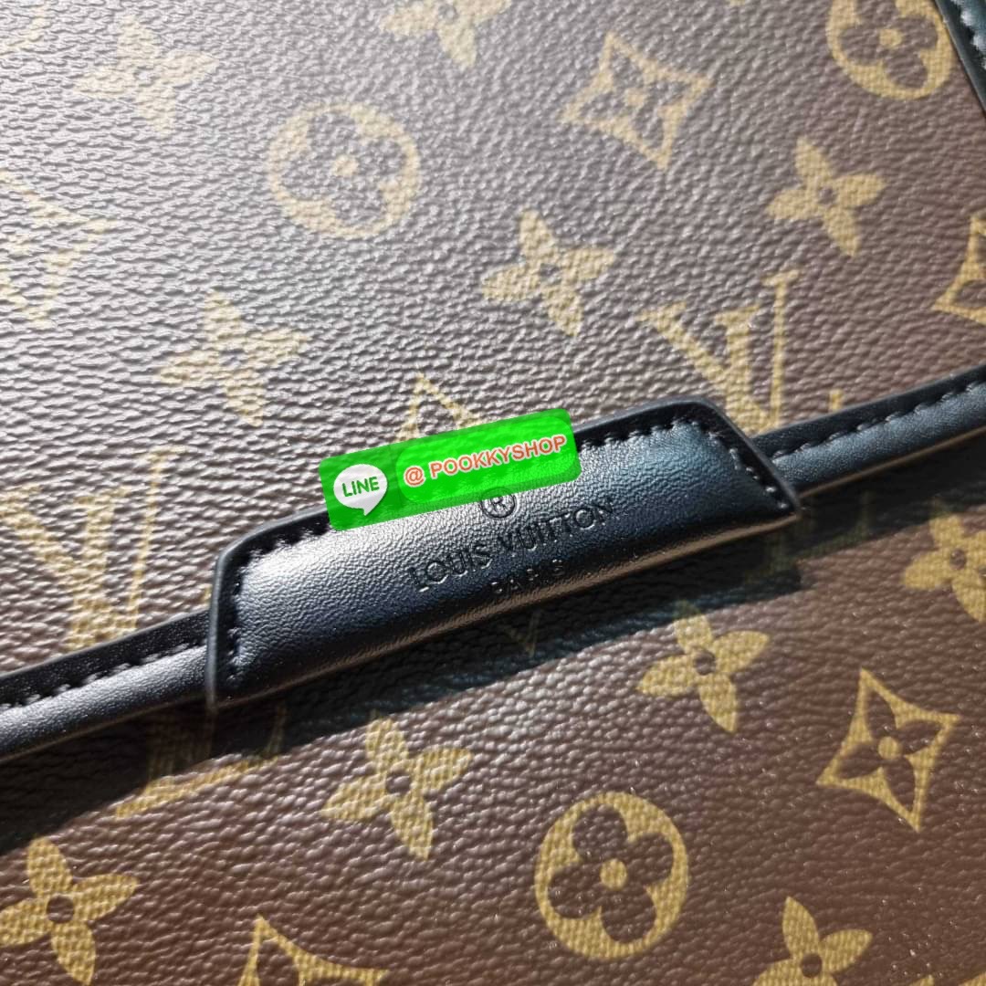 LV bass macassar monogram bag ของใหม่จัดให้หนุ่มๆ จากเคาน์เตอร์ dutyfree กับกระเป๋าสะพายทรงแมสเซ็นเจอร์ ไซส์กำลังดี เหมาะกับหนุ่มๆที่รักความคล่องตัว วัสดุหนังแท้ปั๊มลายเต็มใบ ดีไซน์คลาสสิค เปิด-ปิดด้วยกระดุมแม่เหล็ก ภายในโล่ง ใส่โทรศัพท์ได้ทุกรุ่น ใส่กระเ