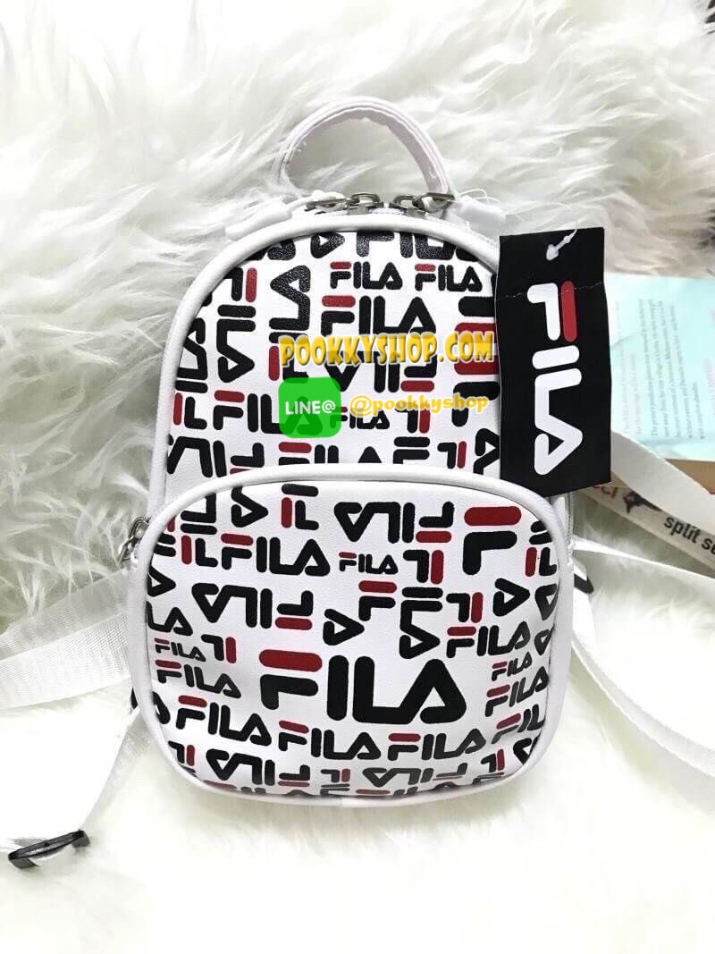 Fila mini Backpack กระเป๋าเป้สะพายหนัง ขนาดมินิ ที่สามารถเป็นได้ทั้งทรงถือ / สะพายเป็นเป้หรือไหล่และคาดอกได้ สี่สไตล์ สกรีนโลโก้แบรนด์ครึ่งใบ ด้านหน้ามีซิปใส่ของจุกจิกได้ ช่องใหญ่เปิดปิดด้วยซิปคู่ ภายในมีช่องเล็กอีก1ช่อง มาพร้อมสายสะพาย2เส้นปรับได้ฟรีไซส์