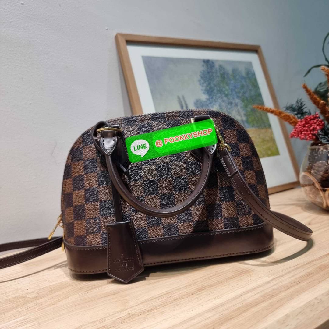 HOT ITEM!! LV Alma bag กระเป๋าทรงโดมสุดฮิต ที่สาวๆตามหา สวยสะพายขับผิว อัพลุคไฮน์ที่สุด ขนาดกำลังดี วัสดุหนังแคนวาส สลับหนัง cowhide เรียบ ดูหรู หูจับในตัวทำให้ใช้งานได้สะดวก และมีสายครอสสะพายข้างให้ เปิด-ปิดด้วยซิป มีกุญแจล็อคได้ ภายในโล่งกว้าง ใส่ของสำค
