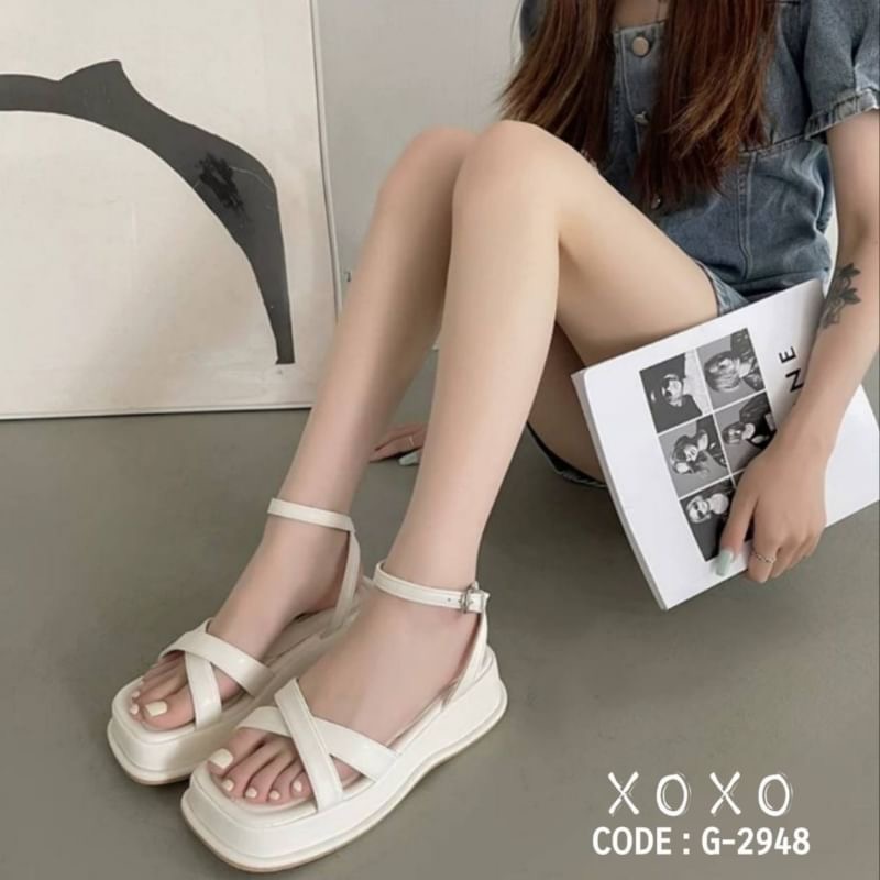 สินค้าพร้อมส่ง สไตล์งานเกาหลี คัชชูสวม ส้นเตารีด สวย เก๋ ใส่สบาย พื้นนุ่ม วัสดุ สีครีม,ดำ หนัง PU / สีฟ้า วัสดุผ้ายีนส์ / ขาวสลับดำ ผ้าชิโนริ แต่งไค้วด้านหน้า ด้านหลังตะขอเกี่ยว ส้นแบบนี้ใช้งานได้ทั้งวัน ไม่เมื่อยเลยตอนสวมใส่