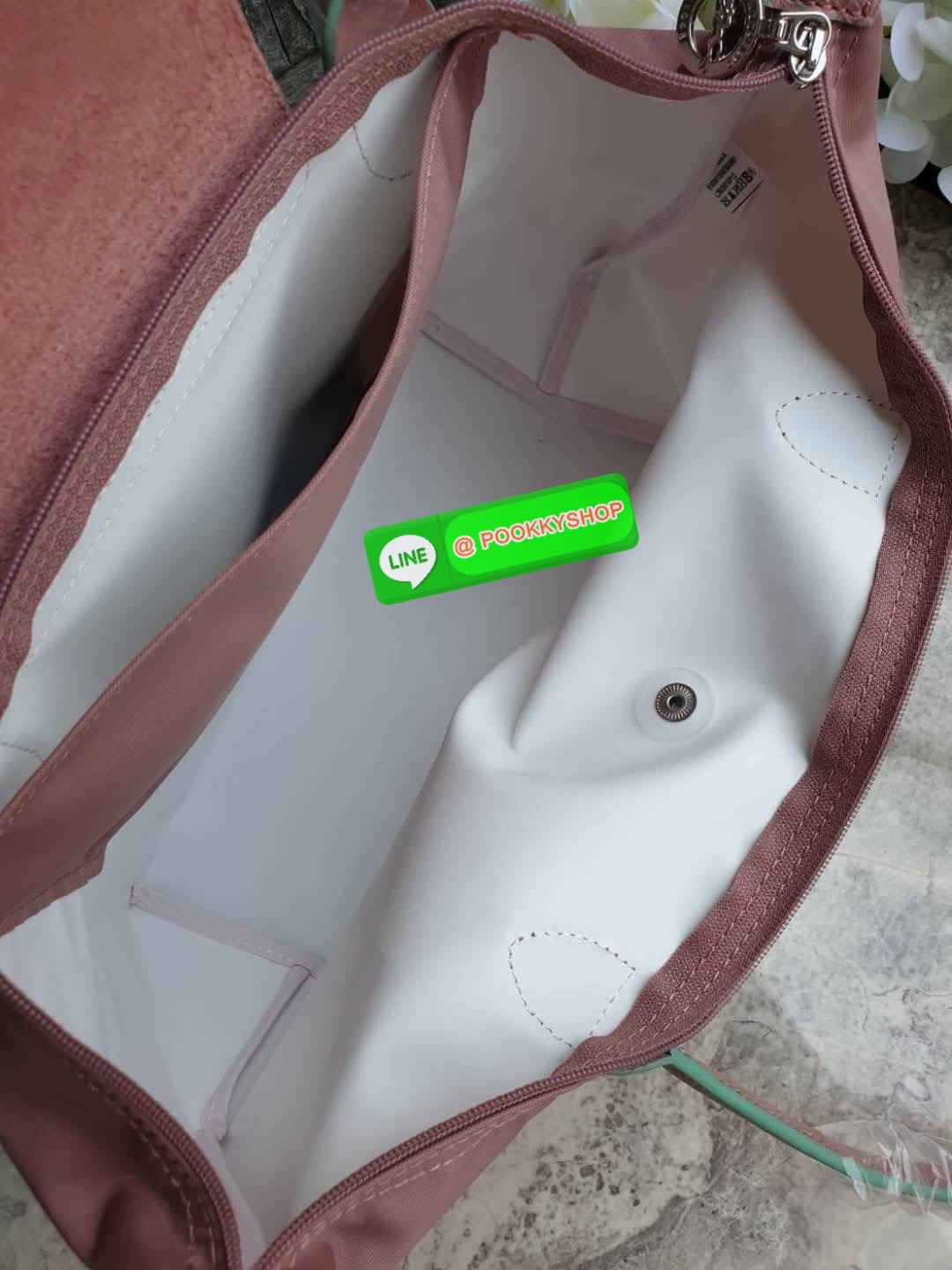 Longchamp Le Pliage Club Tote Bag Size S หูยาว วัสดุเนื้อผ้า Nylon Canvas เคลือบกันนำ้ ตัดด้วยหนังแท้ที่มีน้ำหนักเบา ดีไซน์เรียบง่ายแต่เต็มไปด้วยความคลาสสิก จนเป็นที่ชื่นชอบไปทั่วโลก Longchamp ปรับโฉม LE PLIAGE ด้วยการปักลายรูปม้า-ตราสัญลักษณ์ของแบรนด์บนผ