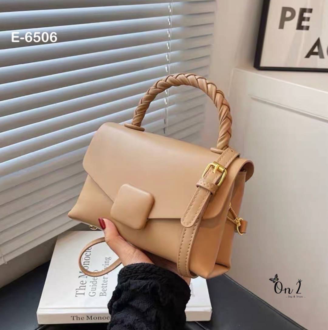 New arrivals รุ่นยอดฮิตที่ทุกคนต้องมีสีพื้น มีความคลาสสิค เรียบ แพงไม่ตะโกน สายปรับ สั้น/ คลอสบอดี้ได้ค่ะ จุได้ครบ พร้อมส่ง. ต้องจัดเลยค้า