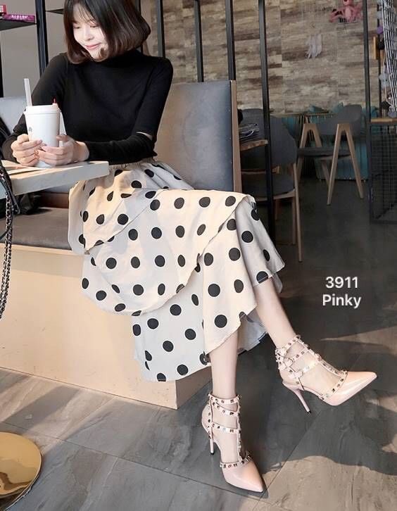 พร้อมส่ง มาใหม่จ้าา วาเลนหมุดหลากสี 3911 รองเท้าสไตล์เกาหลีงานนำเข้าวาเลนหมุดหลากสี งานแบรนด์หรู รุ่นนี้หายากจ้า มีร้านนี้น้าาาา รอบนี้มาน้อย งานหนังแก้ววาวๆ สวยวิ้ง แต่งอะไหล่หมุดหลากสีให้ดูเก๋ ไม่ซ้ำใครสายรัดส้นแบบเกี่ยวปรับระดับได้ จะใส่ทำงาน ใส่ออกงาน