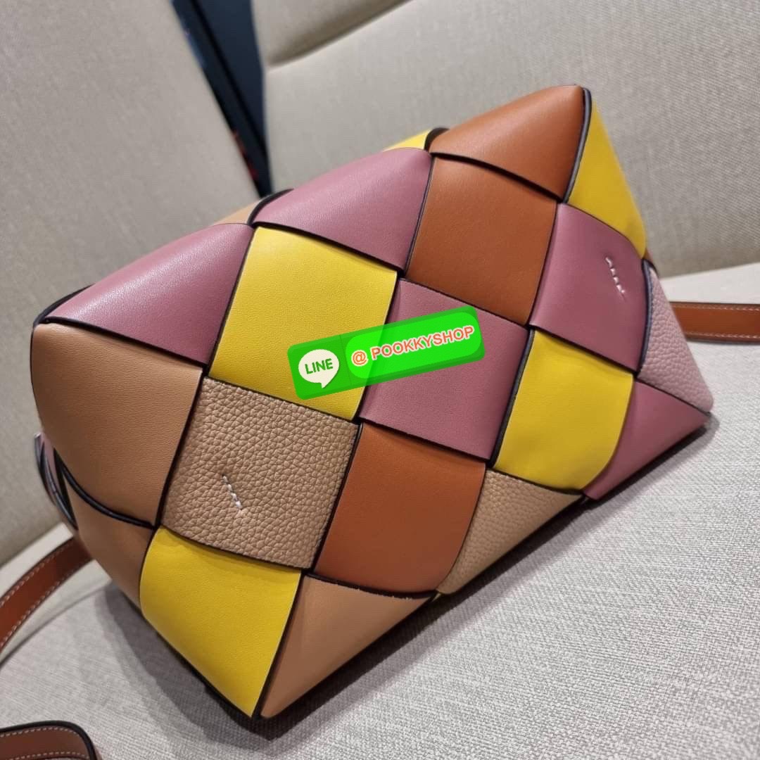 LOEWE SURPLUS LEATHER WOVEN BASKET BAG IN CLASSIC CALFSKIN ใหม่ล่าสุดและสวยที่สุด กระเป๋าสะพานที่ถักทอด้วยความปราณีต โดดเด่นด้วยสีที่จับมาคอนทราสได้ลงตัว ใบใหญ่จุได้แบบเน้นๆ วัสดุหนังวัวแท้เต็มใบ หรูเลิศ ปากกระเป๋ามีสายหนังสำหรับผูกรวบปากกระเป๋า ภายในโล่ง