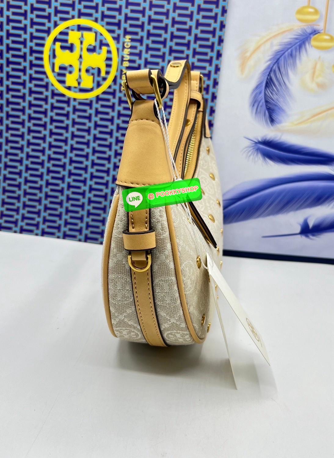 Tory Burch Monogram with Heart Bag คอลเลคชั่นร้อนแรงแห่งปี คอลเลคชั่นทีบ่งบอกสไตล์ที่ทันสมัยทรงครึ่งวงปักลายหัวใจบนกระเป๋าสุดน่ารัก โด่ดเด่น วัสดุผ้าแจคการ์ดตัดหนังแท้ เปิดปิดด้วยซิป