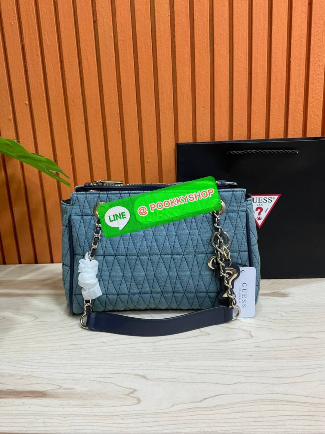 Guess Brinkley Society Satchel Bag กระเป๋าถือหรือสะพาย ขนาดกำลังดี วัสดุ Denim และ Pu หนังนิ่ม ผ้านุ่มมาก สวยอยู่ทรง มาพร้อมพวงกุญแจน่ารักๆ ถอดออกได้ ด้านหน้าประดับโลโก้แบรนด์ เปิดปิดด้วยซิป มี 2 ช่องหลักใช้งาน ภายในช่องซิปหน้าแยกเป็นสัดส่วนการใช้งาน ซิปช