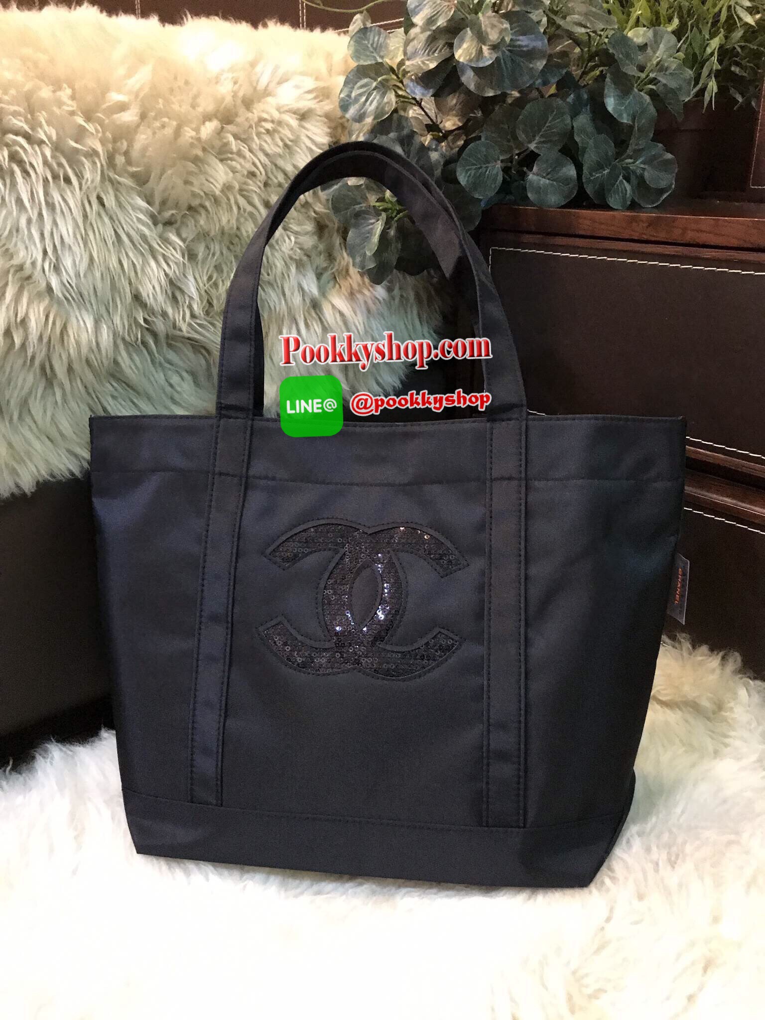 Must Have! Chanel Satin Shopping Bag กระเป๋าสะพายทรง ShoppingBag พรีเมี่ยมกิ้ฟ Limited Edition ของแท้นำเข้าจาก Chanel Perfume Counter ใบใหญ่วัสดุ SATIN ประดับคริสตัลสีดำโลโก้ CC สุดคลาสสิค ซับใน Polyester 100% เปิดปิดด้วยกระดุมแม่เหล็ก น้ำหนักเบา จุสุดๆ ส