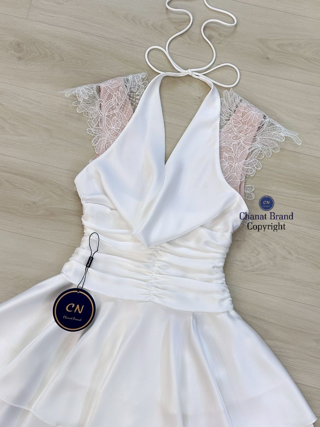 เดรสแฟชั่น มินิเดรสแขนกุดสีขาวผ้าซาตินแต่งผ้าลูกไม้คอวีเว้าลึกทั้งหน้าและหลังดูเซ็กซี่