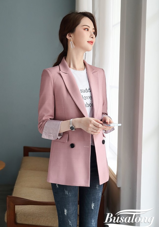 เสื้อสูทแฟชั่น : เสื้อสูทลำลอง แขนยาว แต่งลายปลายแขน สีชมพู ทรง Over Coat กระดุมหน้า 2 แถว ใส่ไปต่างประเทศได้ แบบมาใหม่ปี 2020 มีกระเป๋าใช้งานได้ คัตติ้งสวย เนื้อผ้าดีมาก งานเนี๊ยบ สวยเป๊ะ ค่ะ