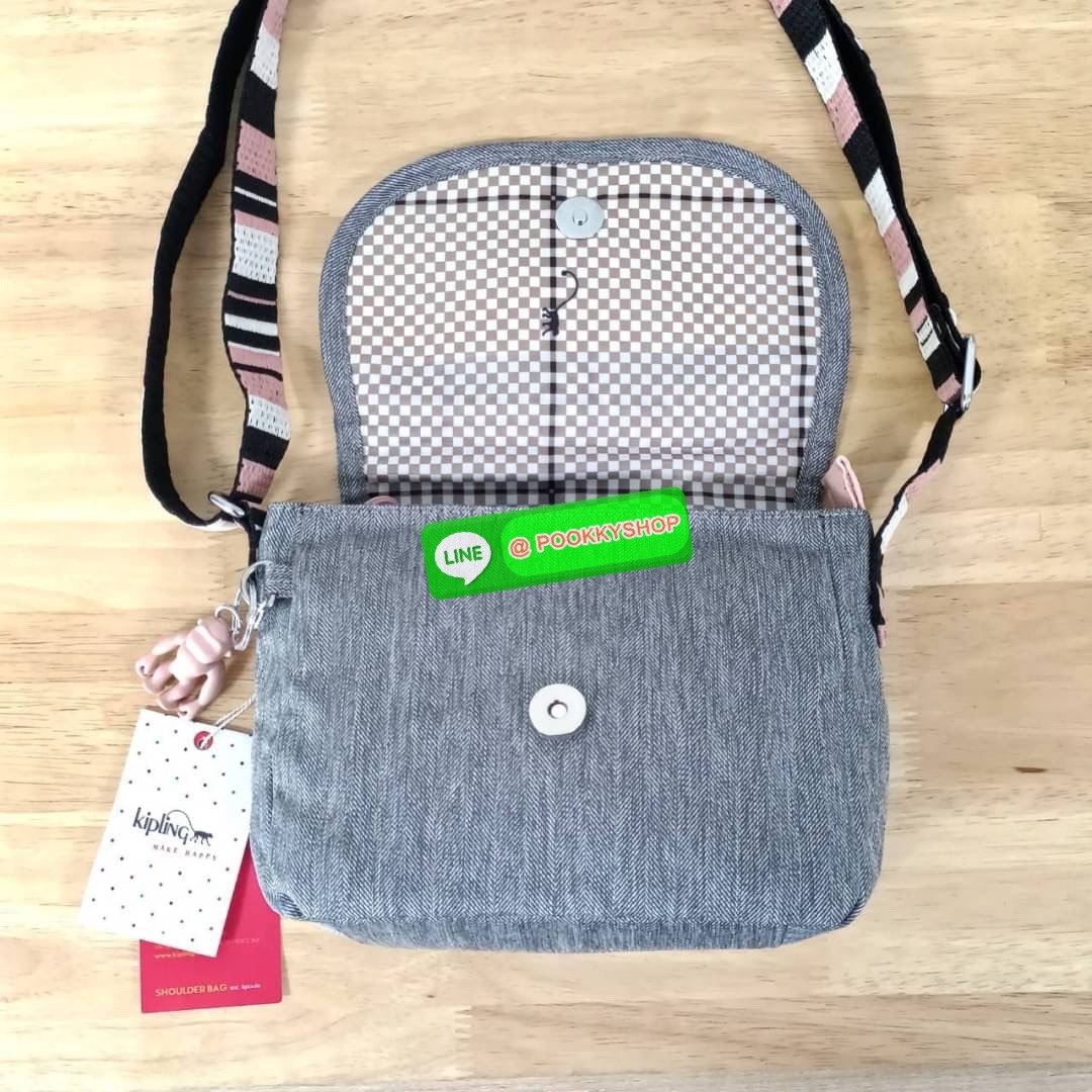 KIPLING SABIAN CROSSBODY MINI BAG กระเป๋าสะพายข้าง วัสดุ Nylon & Polyester 100% ขนาดเล็กกำลังน่ารัก เปิด-ปิดด้วยฝาปิดกระดุมแม่เหล็กและซิปแบรนด์ ด้านในมีแท็กแบรนด์