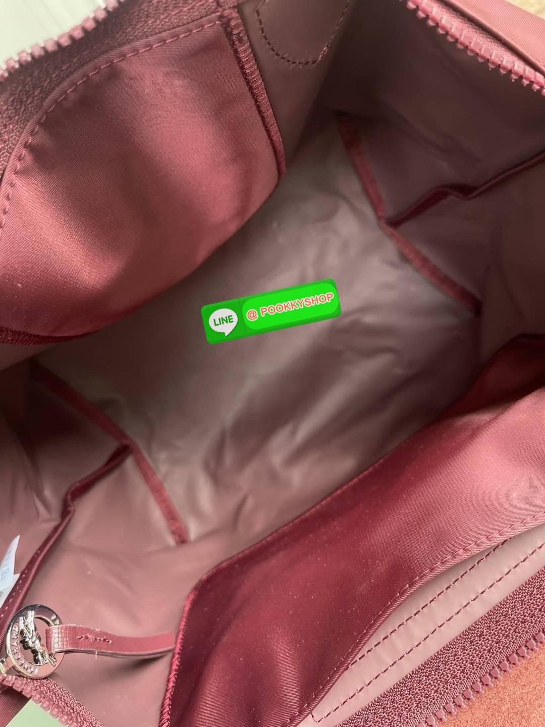 💕Longchamp LE PLIAGE NÉO TOP HANDLE BAG (small size) อีกหนึ่งรุ่นยอดนิยม ที่สาวๆ ต้องมีไว้เก็บไว้สักใบ กระเป๋าโท้ทใบนี้ มาพร้อมกับสีที่มีสไตล์เรียบง่าย มีสายสะพายยาวปรับสั้นยาวได้ช่วยให้คุณสามารถสะพายไหล่ได้อย่างสบาย ในตัวสายปักโลโก้อันเป็นสัญลักษ