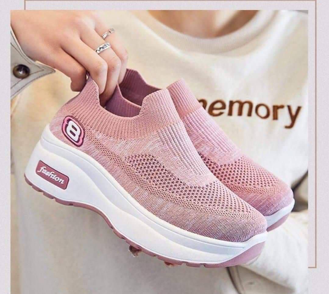 READY STOCK รุ่นเพิ่มความสูง!! พร้อมส่งเลย ไม่ต้องรอนานคร๊า ไม่อยากให้พลาดเลยสำหรับรุ่นนี้ !! รองเท้าสุขภาพทรงสลิปออน วัสดุผ้าทอเนื้อหนานุ่มขึ้นทรง ใส่สบายกระชับเท้า ดีไซน์สวยเก๋ พื้น 2 นิ้ว รองรับแรงกระแทกเท้าและยืดหยุ่นได้ดีมากๆค่ะ ใครได้ใส่ต้องหลงรักแน