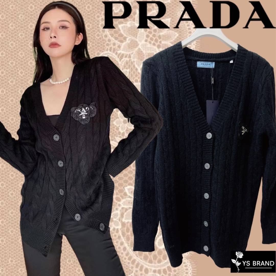 เสื้อคลุมไหมพรมแขนยาวคอวี ผ้าไหมพรมยืดเนื้ออย่างดีผ้าดีมากๆ นิ่ม เด้งยืดได้เยอะ ผ้าดีทอละเอียด ทอลายเกลียวทั้งตัว แต่งกระดุมด้านหน้า ติดเข็มกลัดPradaช่วงอก ถอดแยกได้ สวยหรูมากๆ โดดเด่นสุดๆ มาพร้อมป้ายคอ Prada Tagครบ สวยมาก งานคุณภาพ ห้ามพลาด จัดเลยจ้า