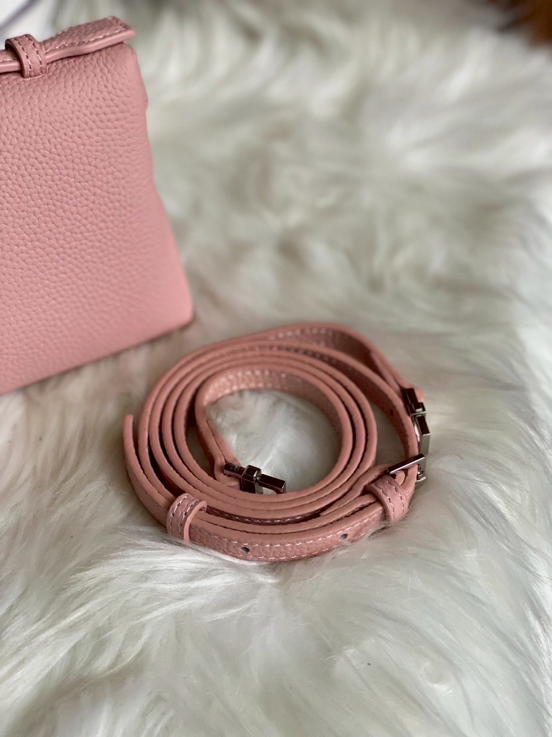 LP กระเเสเรียบหรูดูเเพงเเบบไม่ตะโกน ต้องยกให้รุ่นนี้เลยค่า งานตัดเย็บสวยมากกก เป็นหนังวัวเเท้ สัมผัสดีมากก จุของให้ครบ มือถือใส่ได้ทุกรุ่น มาพร้อมสายสะพายยาว