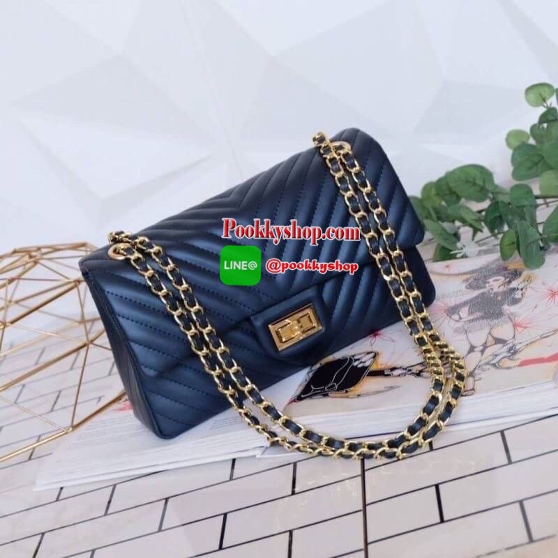 มาเพิ่มละค่า งาน Best Seller พร้อมสีใหม่สวยๆ มาให้เลือกเพิ่มอีก 2 สี !! KEEP รุ่น shoulder chevron chain handbag สวย หรู มากๆ เลยน๊า กระเป๋าอยู่ทรง หนังตัวใหม่ Microfiber สวย ทนกว่าเดิม ตัวกระเป๋าเย็บประณีต สายโซ่ปรับ สั้น ยาวได้คะ ภายในสีแดง มีช่องใส่ของ
