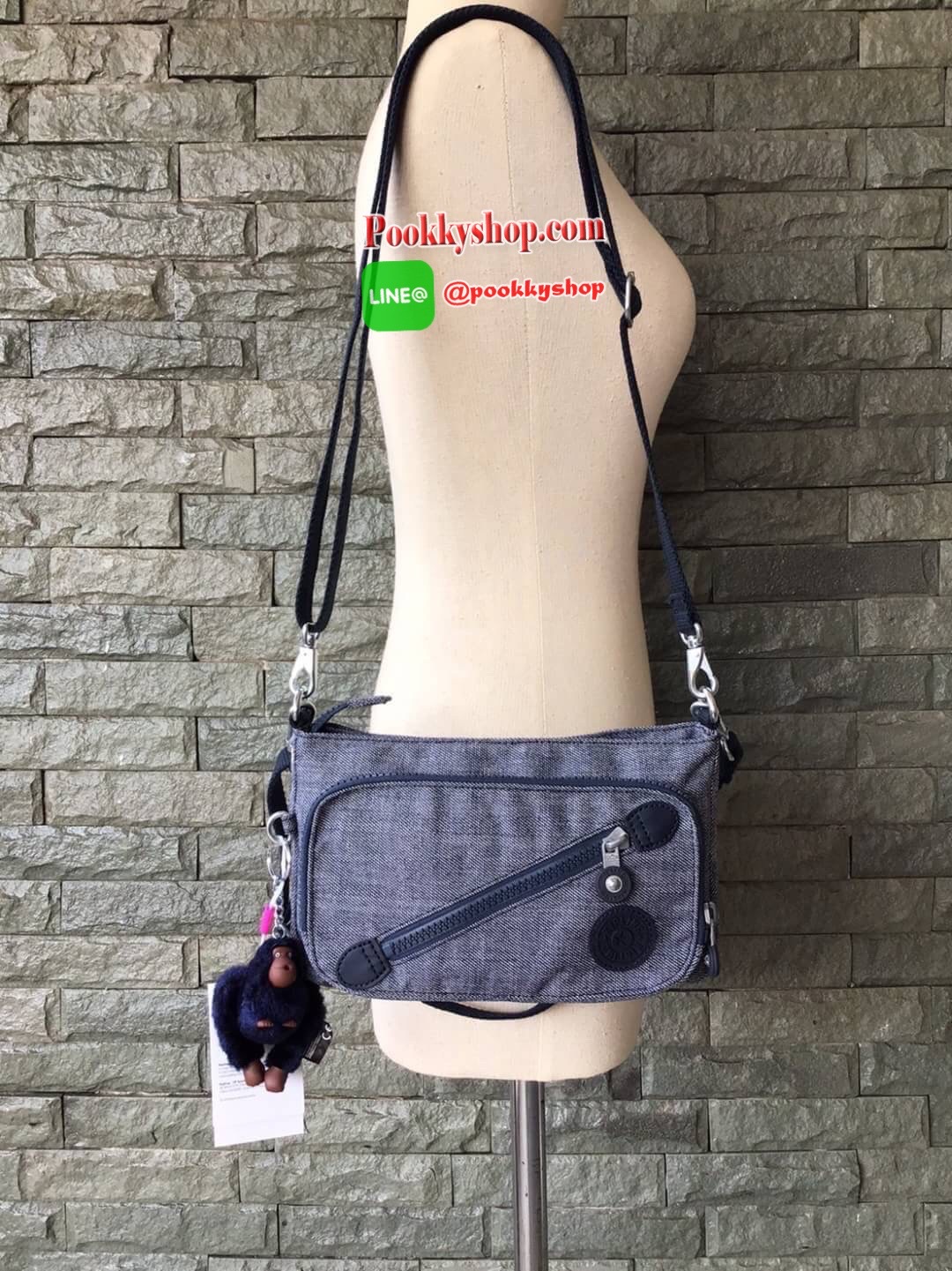 Kipling milos crossbody bag (K13696) กระเป๋าสะพายข้าง crossbody ขนาดกำลังดี มี 2 สาย สายสะพายสั้น ถือเป็นทรงพอรช์(pochette)ถอดเปลี่ยนสลับกับสายยาวได้ มีช่องซิปใช้งาน3ช่อง 2ช่องใหญ่ภายในมีเล็กแยกเป็นสัดส่วน ใส่มินิไอแพค กระเป๋าสตางค์ยาวได้ ด้านหน้ามีช่องซิ