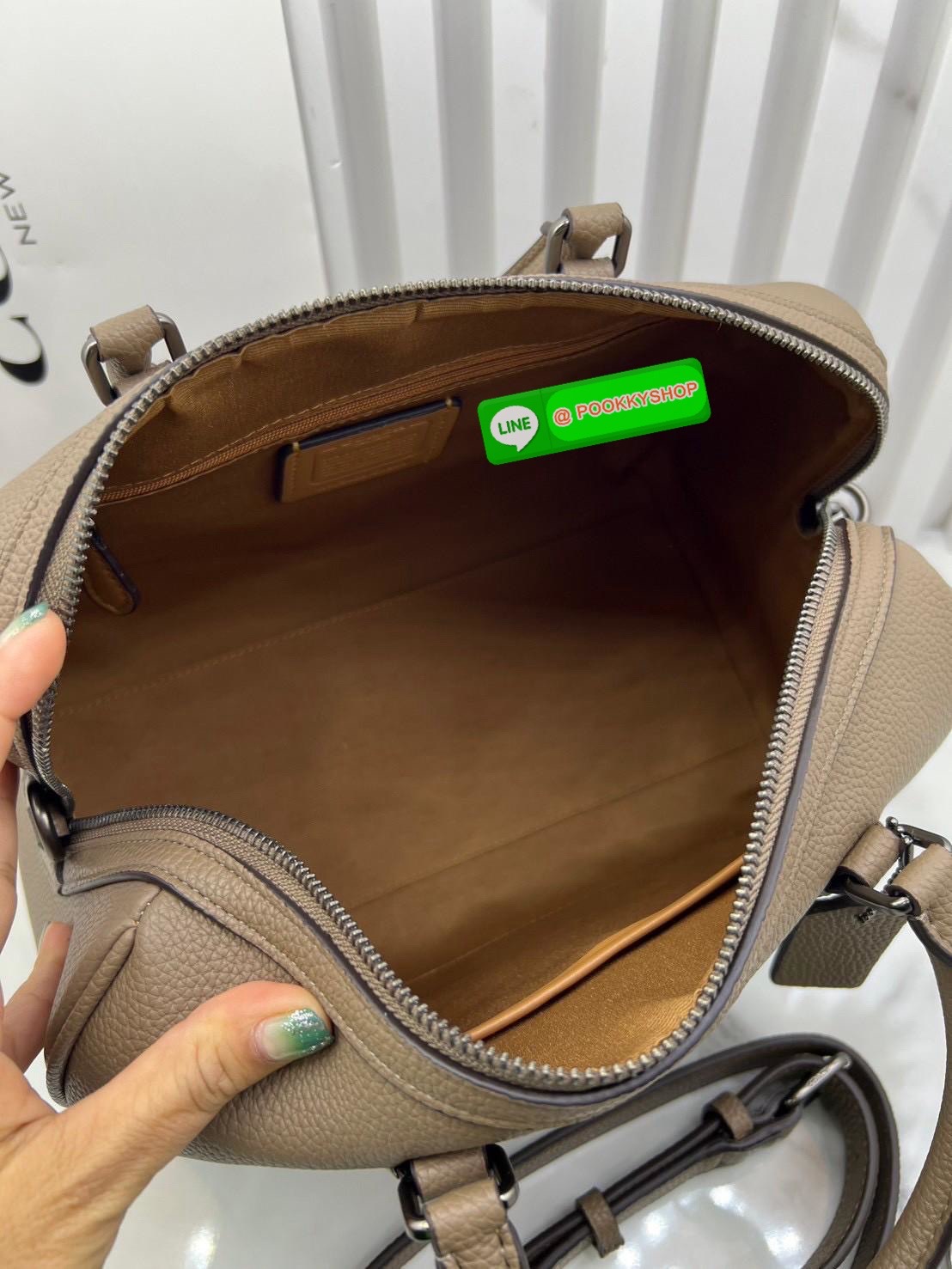 COACH ROWAN SATCHEL IN SIGNATURE CANVAS จุดเด่นของกระเป๋าทรงsatchel bag คือรูปทรงของกระเป๋าดูแข็งแรง มั่นคง ไม่เสียทรงง่าย มาพร้อมหูหิ้วที่ด้านบนของกระเป๋า ลายแคนวาสที่เป็นซิกเนเจอร์แบบเอกลักษณ์ ช่องใช้งานทุ้งภายในและภายนอก นอกจากนี้ กระเป๋าประเภทนี้ยังมี