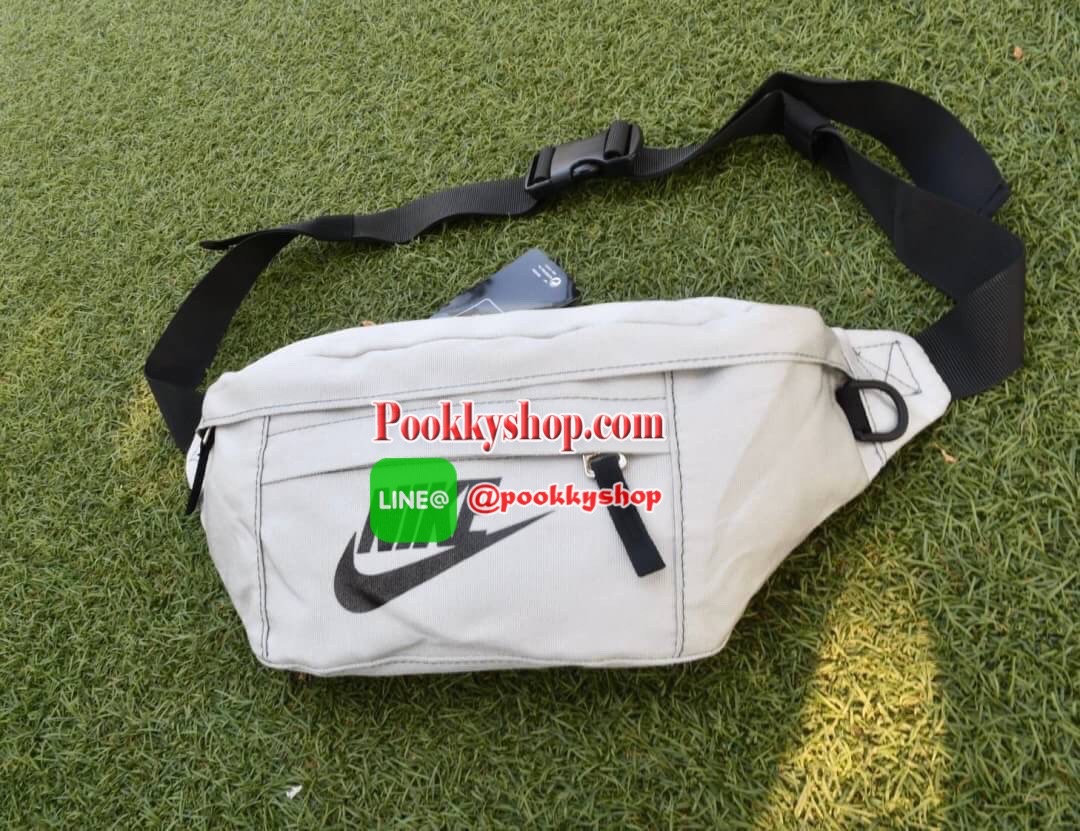 NIKIE TECH HIP PACK กระเป๋าขนาดพอเหมาะ คาดเอว สะพายข้าง เปิดปิดด้วยซิป 3 ช่อง (2 ช่องใหญ่ 1 ช่องเล็ก) วัสดุNylon น้ำหนักเบา โลโก้ด้านหน้า Nike เด่นชัด ภายในมีช่องใหญ่บนสุด มีช่องซิปเล็ดตาข่ายอีก 1 ช่อง จุของได้เยอะ สายคาดปรับได้ฟรีไซด์ สามารถใส่ไปเที่ยวแบ