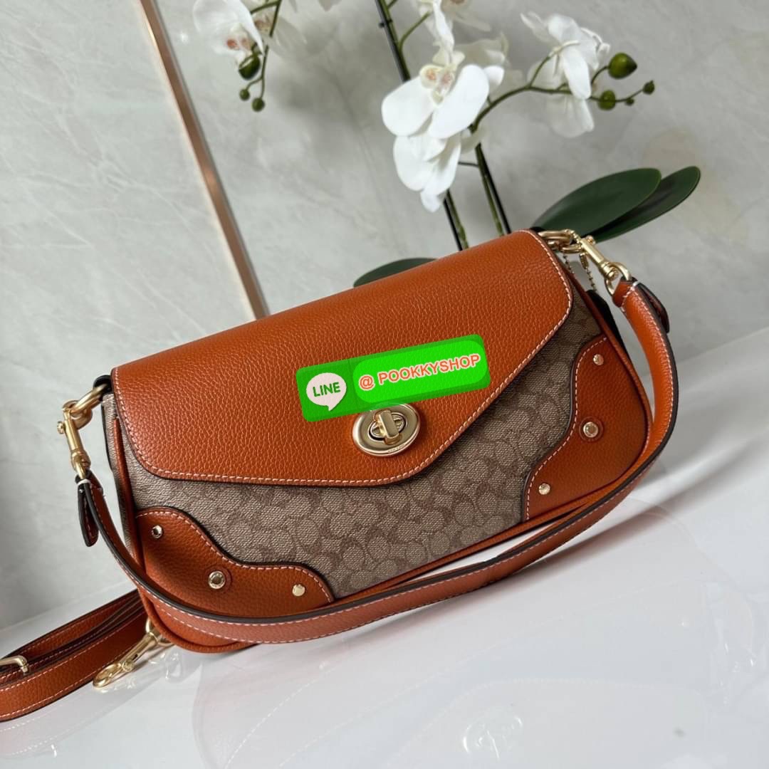 COACH MILLIE SHUOLDER BAG (COACH CE639) กระเป๋าคล้องไหล่และสะพายข้าง วันดุแคนวาส+หนังแท้ เปิด-ปิดกระเป๋าแบบหมุนล็อค ภายในใส่กระเป๋าเงินใบยาว ของจำเป็นอื่นๆได้ มีช่องซิปให้ใส่ของจุกจิก ด้านหลังกระเป๋ามีช่องซิปอีก1ช่อง สายถอดได้ทั้ง2สาย