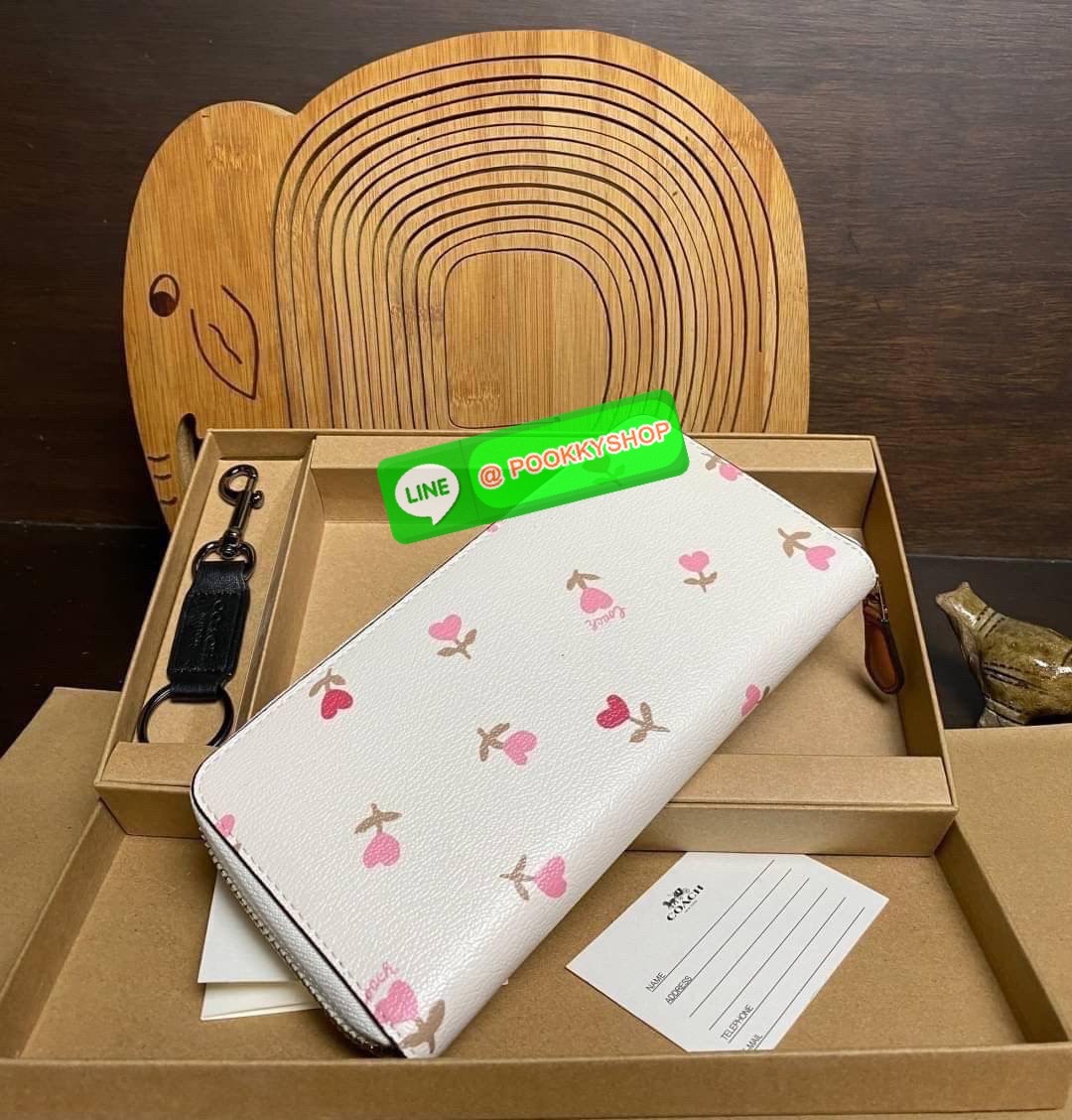 COACH ACCORDION ZIP WALLET IN SIGNATURE CANVAS กระเป๋าสตางค์ใบยาว ซิปรอบ ใช้งานง่าย ด้วยฟังค์ชั้น ด้านใน ใส่บัตรได้จุใจ มีช่องซิปใส่เหรียญตรงกลาง โดนใจหลายๆคนไปเรียบร้อยและคลาสสิค เรียบหรูดูแพงตลอดกาล ยกให้รุ่นนี้เลย