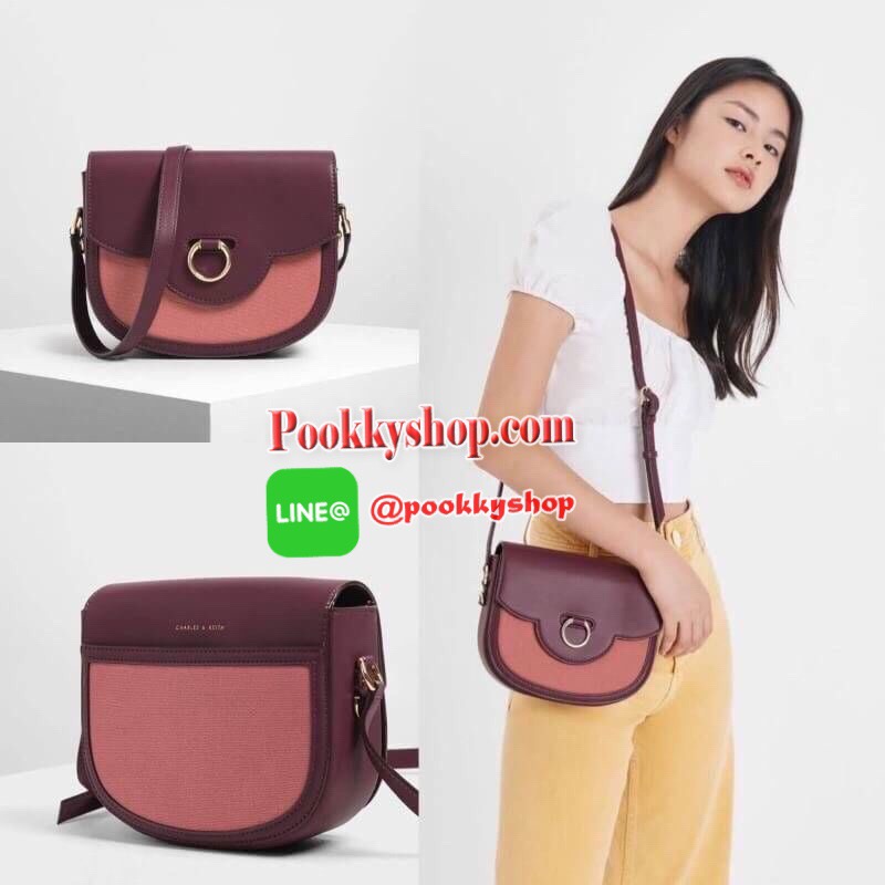 New arrival! 2019 CHARLES & KEITH RING BUCKLE SADDLE CROSSBODY BAG รุ่ยใหม่ชนช็อป!!! กระเป๋าสะพายข้าง/ครอสบอดี้อยู่ทรง วัสดุหนังตัดผ้าด้สนหน้า ด้านหลังมีช่องใส่ของได้เล็กน้อย เปิดปิดด้วยตัวล็อกดันขึ้น ด้านในเป็น 2 ช่องใหญ่ ใส่ของได้พอสมควรค่ะ เช่น iPhone