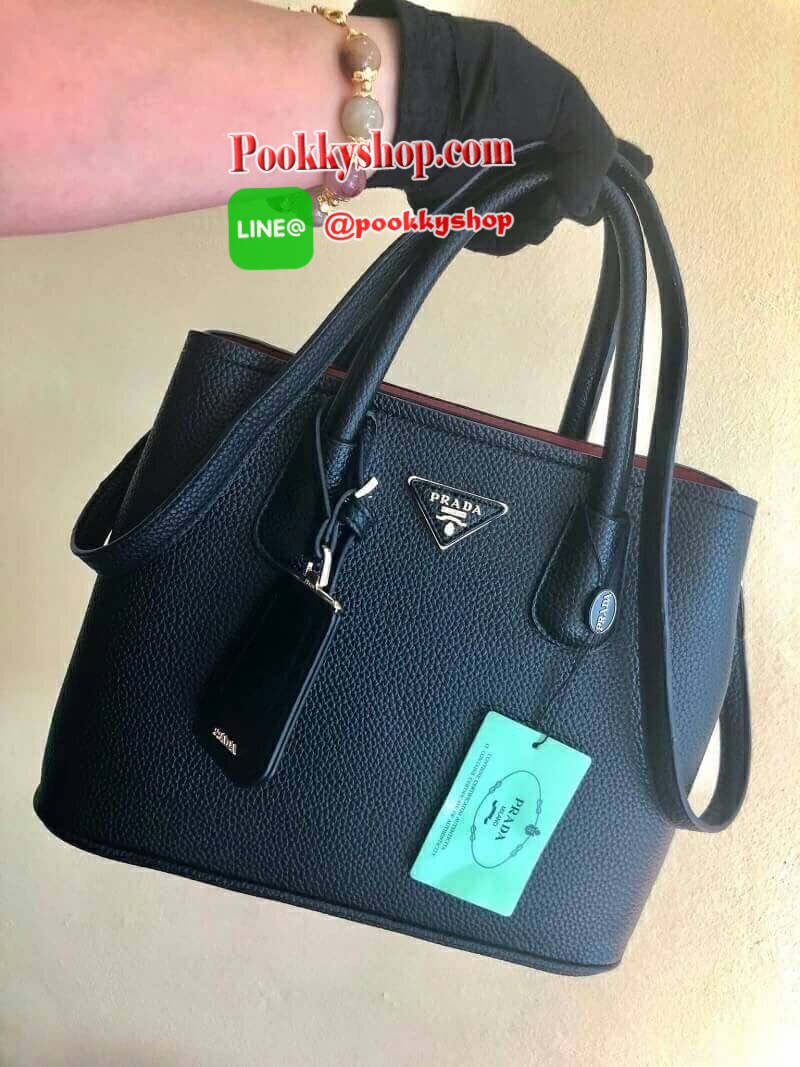 จากแบรนด์ PRADA กระเป๋าหนังลายลิ้นจี่ เคลือบกันน้ำและกันรอยขูดขีด ดูแลง่าย ป้องกันรอยขูดขีดได้ดี ปรับขยายข้างได้ เปิดปิดด้วยซิป ใบนี้มีสายยาวให้คะ เลิศมาก สะพายเป็น shoulder bag ได้เลย ขนาดกำลังดีตัวกระเป๋าไม่หนักมาก ใส่ ipad ของใช้จุกจิกได้หมด จุของได้เย