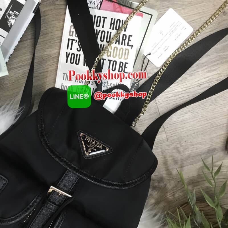 Don't Miss! PRADA MINI BACKPACK WITH POCKET Gift With Purchase Limited Edition พรีเมี่ยมกิ้ฟจากเคาน์เตอร์แบรนด์วัสดุ Nylon เนื้อหนาคุณภาพดีตามแบบฉบับของแบรนด์ ขนาดกำลังน่ารักด้านหน้ามีโลโก้แบรนด์ มี Pocket หน้า2ช่อง หัวซิปและอะไหล่ปั้มแบรนด์ เปิดปิดด