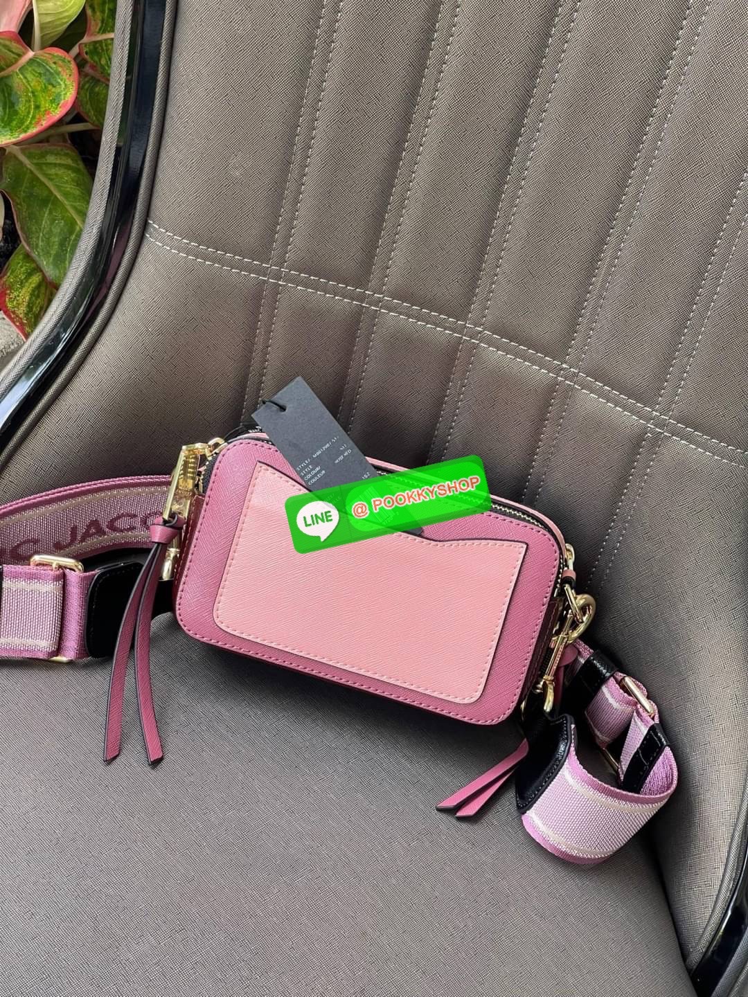 💕 Marc Jacobs Snapshot Bag กระเป๋าแบรนด์ดังจากสัญชาติอเมริกัน นับได้ว่ารุ่นนี้เป็นรุ่นทรงฮิตของ marc jacobs เลยทีเดียว โดยด้านหน้ากระเป๋าจะเป็นโลโก้แบบโลหะที่เป็นสัญลักษณ์ของแบรนด์นี้ มาพร้อมสายสะพายที่จะสะพายยังไงก็ดูโดดเด่น เพราะขนาดใหญ่ที่สกรีน