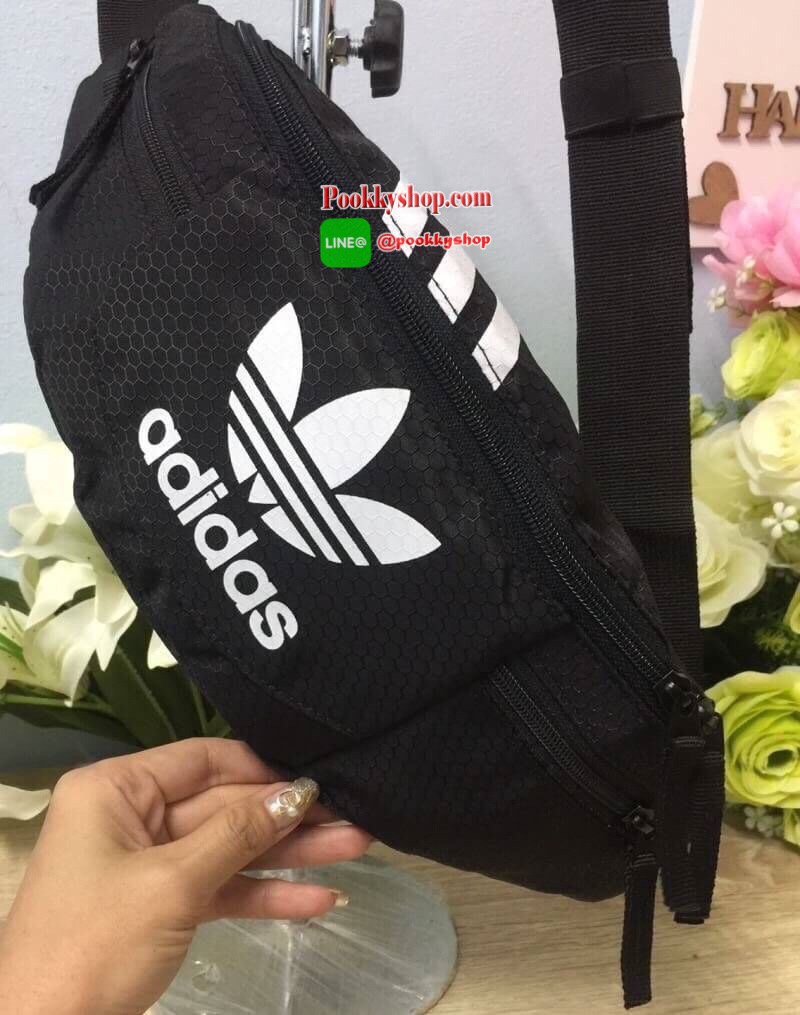 พร้อมส่ง ..... Adidas Originals National Waist Pack Factory กระเป๋าคาดอกและเอว เป็นอีกรุ่นที่ได้รับความนิยมเป็นอย่างมาก ด้วยแบบและดีไซน์ขนาดที่พอเหมาะ ใช้ได้ทุกเพศทุกสไตล์ กระเป๋าทำจากผ้าไนลอนลื่น น้ำหนักเบา ขนาดกำลังดี ดีจุของได้เยอะคะ เปิด-ปิดด้วยซิป ด้