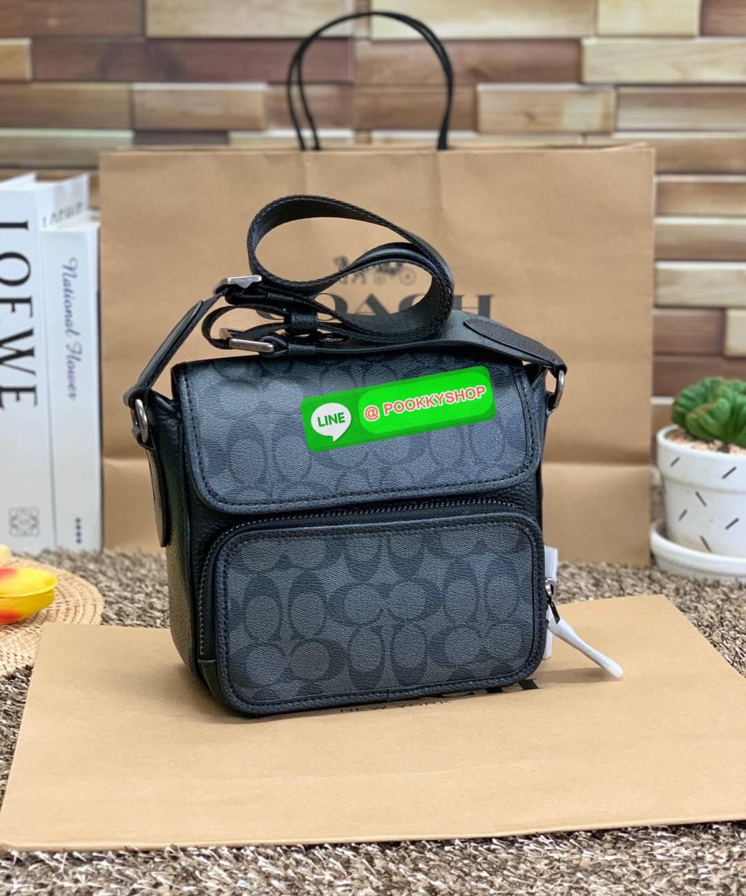 NEW ARRIVAL! COACH SULLIVAN FLAP CROSSBODY IN SIGNATURE ((C9870)) พร้อมส่งก่อนใคร! ทรง สวยเก๋ กระเป๋าสะพายแบบครอสบอดี้ร์ของคุณผู้ชายเค้าเลยค่ะ หนังแท้2แบบสวยงาม น่าใช้มากๆ ✔️รุ่นนี้พิเศษห้อยป้ายแแบรนด์ด้านข้างมาให้2ป้ายเลยค่ะ ด้านหน้ามีช่องซิปใส่มื