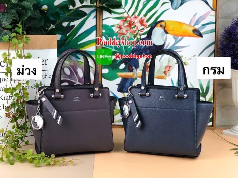 Lyn Handbag กระเป๋าถือ/สะพายวางอยู่ทรง ด้านหน้ามีปั๊มโลโก้แบรนด์ มาพร้อมพวงกุญแจหนังเข้าสีกระเป๋า มีหมุดรองฐานทั้ง 4 มุม หูหิ้วสามารถพับลงได้ เปิดปิดแบบซิป ด้านในมีช่องซิปเล็ก 1 ช่อง สามารถใส่ iPhone plus กระเป๋าเงินใบกลางได้สบายๆค่ะ มีสายสะพายยาวหนังปรับ