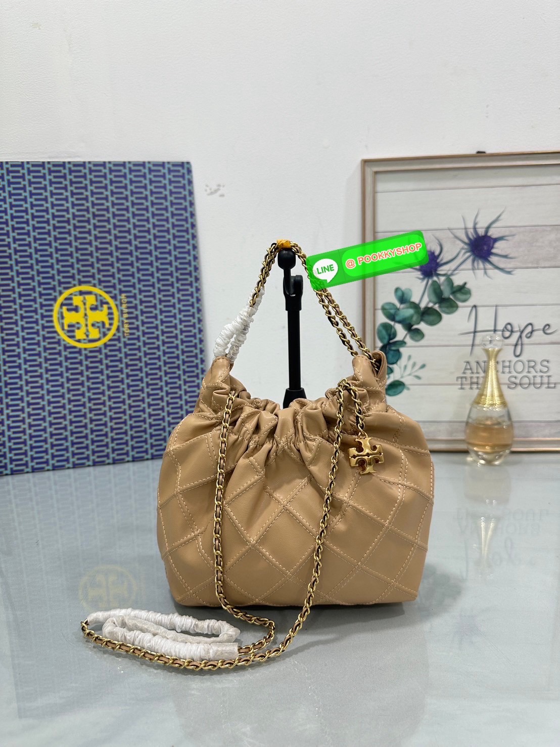 Tory Burch Fleming Drawstring Bag ผลิตจากหนังนิ่ม ตกแต่งด้วยลายไดมอนด์และสายโซ่