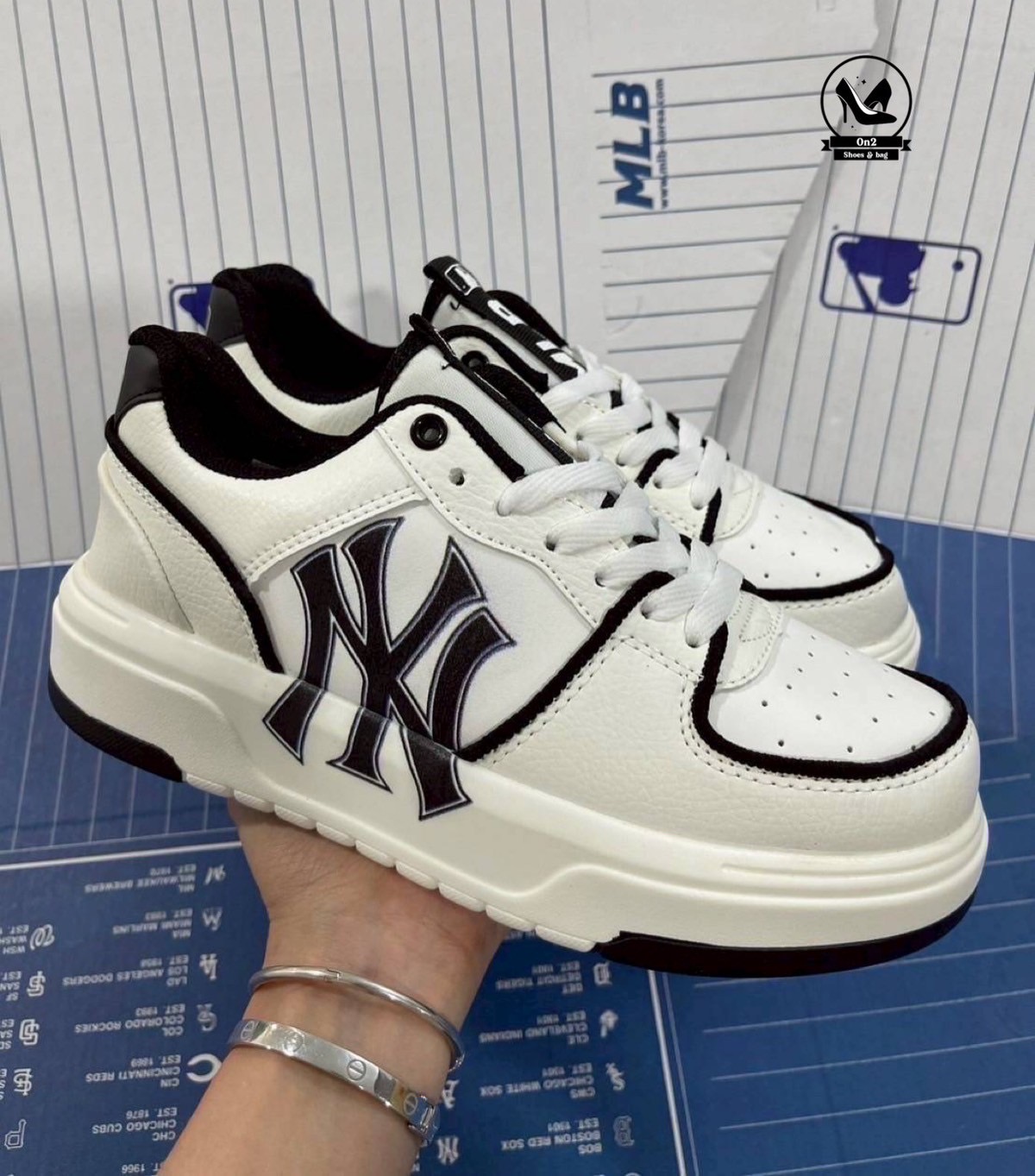 MLB Korea - New York Yankees Sneakers ผ้าใบ NY MLB คอลใหม่เสริมส้นทรงสวยเก๋เทห์มากๆ วัสดุนิ่มน้ำหนักเบาใส่ออกกำลังกายได้ใส่แฟชั่นก็สวยมากค่ะ งานเป๊ะ รีบมาตำไปเทห์กันก่อนหมดจ้า