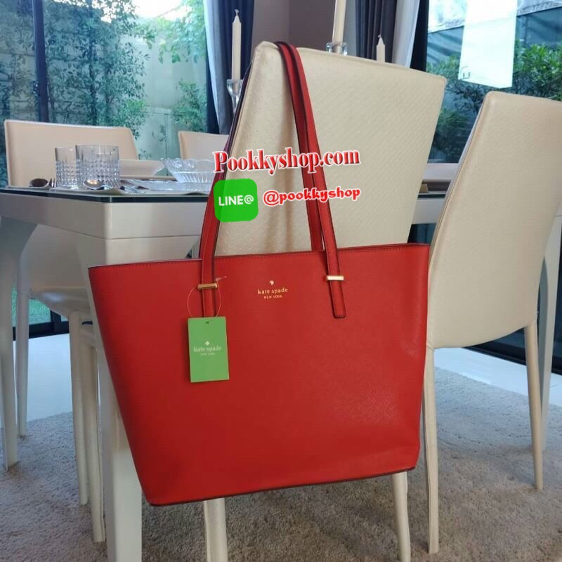 รุ่นขายดี กลับมาพร้อมส่งอีกครั้งคะ!!! KATE SPADE รุ่น CEDAR STREET MEDIUM HARMONY BAG ของแท้ กระเป๋าแบรนด์ KATE SPADE CEDAR STREET MEDIUM HARMONY BAG กระเป๋าสะพายทรง Tote Bag หนัง Saffiano สวยหรูอยู่ทรง ด้านหน้าประดับโลโก้สีทองสวยหรู ภายในมีช่องซิปและช่อง