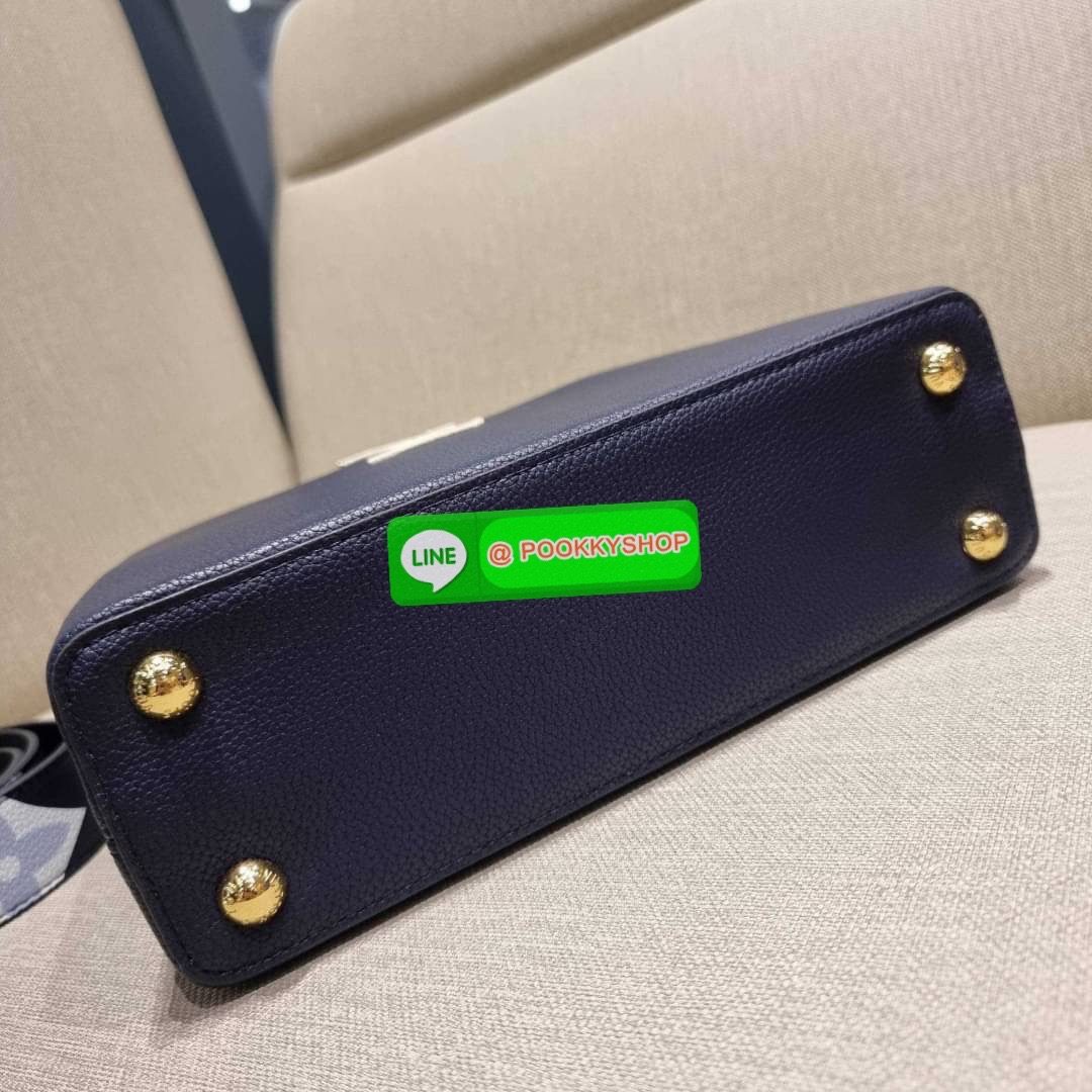 NEW IN!! LV capucines top handle วีไอพีพรีเมี่ยมกิ๊ฟจากเคาน์เตอร์ ที่สุดของความสวยในราคาเบาๆ กระเป๋าถือสุดหรู ดีไซน์ทรงคลาสสิค พร้อมลวดลายหรูหรา มาพร้อมหูจับในตัว ด้วยรูปทรงวินเทจและวัสดุหนังลูกวัว สัมผัสดี ขับผิว ทำให้ไอเท็มนี้สะกดทุกสายตาจริงๆ และยังมีล