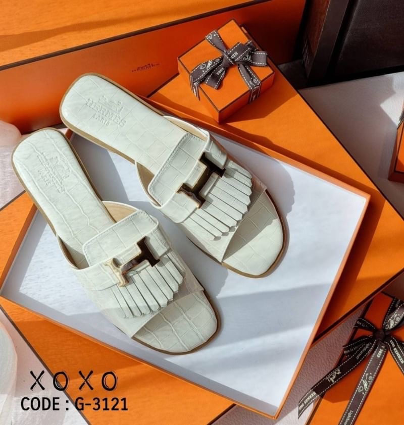 สินค้าพร้อมส่ง พื้นตีแบรนด์ : Hermes (กล่องน้ำตาลเรียบ, ไม่มี อปก.) แตะสวม งานแบรนด์ สวย หรู ดูแพงเกินราคา วัสดุหนัง PU พิมพ์ลายจรเข้ คล้ายหนังแท้ แต่งอะไหล่สีทอง แมทส์ชุดง่าย น้ำหนักเบา