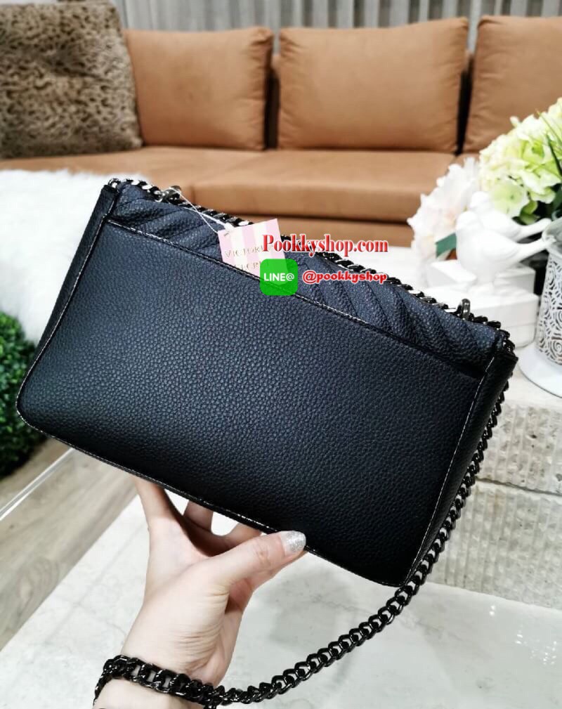 ReStock BEST SELLER! VICTORIA'S SECRET Quilted Chain Crossbody Sling Bag กระเป๋าสะพายรุ่นใหม่ล่าสุดจาก Victoria's Secret วัสดุหนังแกะสังเคราะห์ชึ้นลายริ้วหนังสวยอยู่ทรงไม่ย้วยดีไซน์สุดหรูคุณหนูไฮโซ เปิดปิดด้วยฝาปิดกระดุมแม่เหล็ก ภายในมีโลโก้และช