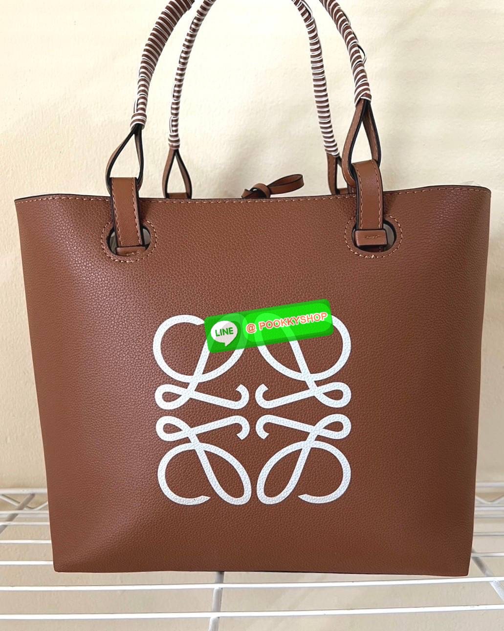 ✴️พร้อมส่งสีใหม่!✴️LOEWE HANDLE & SHOULDER BAG VIP GIFT WITH PURCHASE (GWP) กระเป๋าหนังแท้พรีเมี่ยมกิ๊ฟ Limited จาก LOEWE PERFUME DUTYFREE รุ่น Rare items สุดๆวัสดุหนังแท้ Lambskin แบบนิ่มเทคเจอร์สวยดีไซน์สุดหรูคงเอกลักษณ์แบรนด์ ภายในโล่งกว้