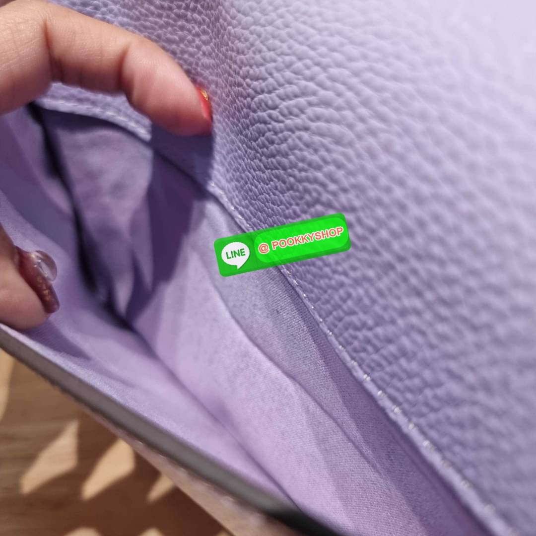 COACH CH735 TABBY SHOULDER BAG 26 🔆 Details ดีไซน์ใหม่ปี 2023 กับกระเป๋าสะพายไหล่สุดฮอต วินเทจย้อนยุค สวยคมชัด คลาสสิคใช้ได้ทุกลุค เปิด-ปิดด้วยแม่เหล็กในตัว รับรองแน่นหนา ด้านหลังมีช่องแยก ภายในเป็นช่องโล่ง ขนาดกำลังสวย มีสายสะพายมาให้ถึง 2 แบบ สา