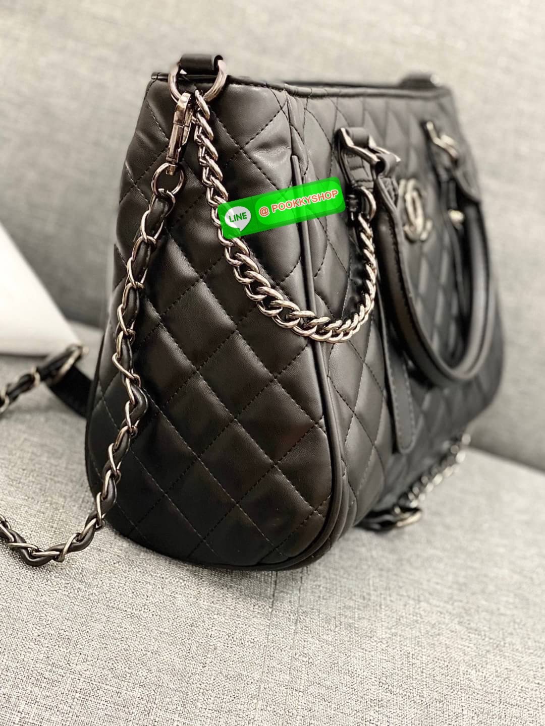 VIP CHANEL กระเป๋าถือหรือสะพายไหล่ ทรงยอดนิยมวัสดุหนังแกะแท้ ลายตาราง น้ำหนักเบาโดดเด่นลายแบรนด์ด้านหน้ากระเป๋าเอกลักษณ์ของคอลเลคชั่นนี้ หูจับหนัง แข็งแรงพับลงได้ด้านหน้ามีโลโก้เเบรนด์ มีช่องแบ่งถึง 3 ช่องเป็นสัดส่วน มีช่องใส่มือถือ ใส่ ipad ได้ ภาพถ่ายจา