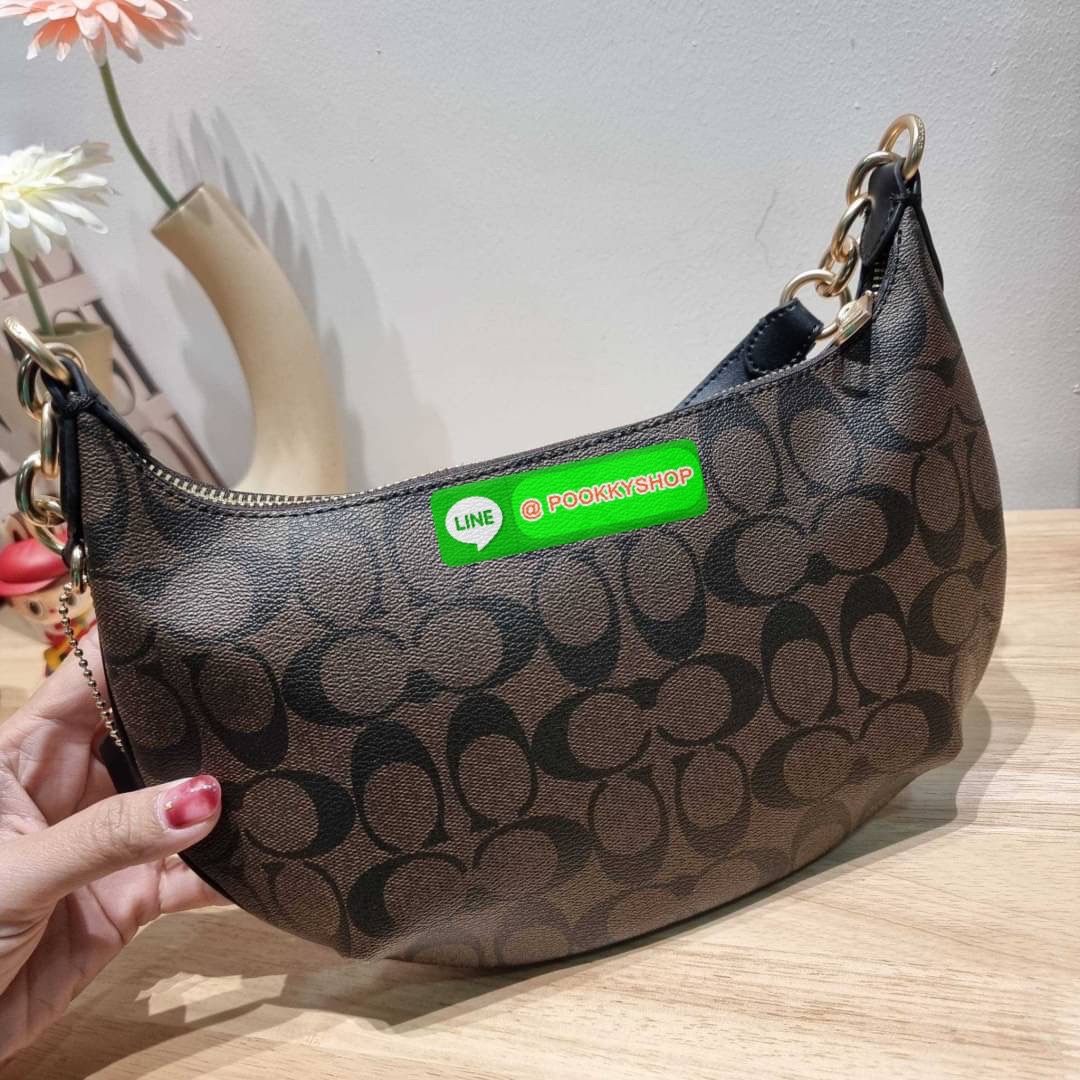 COACH CE620 PAYTON HOBO IN SIGNATURE CANVAS คอลเลคชั่นใหม่ 2023 มาแรงเกินต้าน ด้วยรูปทรงโฮโบสุดคลาสสิค สะดวกใช้ได้ในทุกวัน ขนาดกะทัดรัด แต่จุของได้เต็มที่ วัสดุหนังแคนวาสเคลือบลาย น้ำหนักเบา เปิดใช้งานด้วยซิป สายสะพายในตัวหนังสลับโซ่ ภายในเป็นช่องโล่ง ใส่