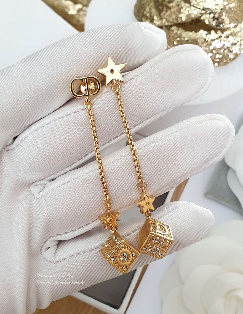 Super Hi-End Quality !!!!! ((งาน 1:1 เหมือนแท้ที่สุดในท้องตลาด)) Christian Dior Earring คอลล่าสุดค่ะงานอย่างใส่ออกมาน่ารักมากๆค่ะ มีแสตม Dior สวยเป๊ะ งานจิวสวยๆจาก Dior สาวกดิออพลาดไม่ได้เลยนะคะ ใส่ได้ตลอดไม่มีตกยุคคร๊าา อะไหล่สีทอง หรูหรา สาวๆห้ามพลาดเด็