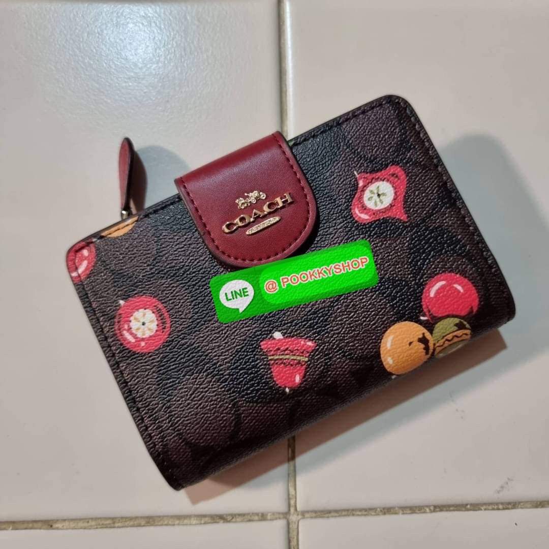 COACH C7413 MEDIUM CORNER ZIP WALLET WITH ORNAMENT PRINT คอลเลคชั่นใหม่ กระเป๋าสตางค์ใบกลาง ดีไซน์ใหม่ สุดหรู คละลายพริ้นท์เต็มใบ น่าใช้ไปอีก วัสดุหนังแคนวาสเคลือบลาย ภายในมีช่องใส่บัตร ใส่ธนบัตรได้ครบ และมีช่องซิปแยก ใบจริงสวยมากๆ แนะนำจ้า ราคาสุดคุ้มครบ