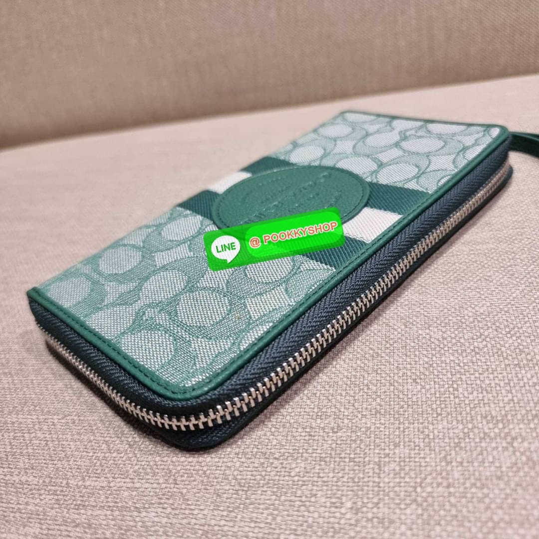 COACH C9073 DEMPSEY LARGE PHONE WALLET IN SIGNATURE JACQUARD WITH STRIPE AND COACH PATCH พร้อมเสิร์ฟความเลิศหรู กับคอลใหม่ล่าสุด กระเป๋าสตางค์ใบยาวกึ่งคล้องมือ สีสุดละมุน ถือใช้คือขับผิวสุด!! วัสดุผ้า jacquard สลับหนัง pepble มาพร้อมสายคล้องมือในตัว กันหล